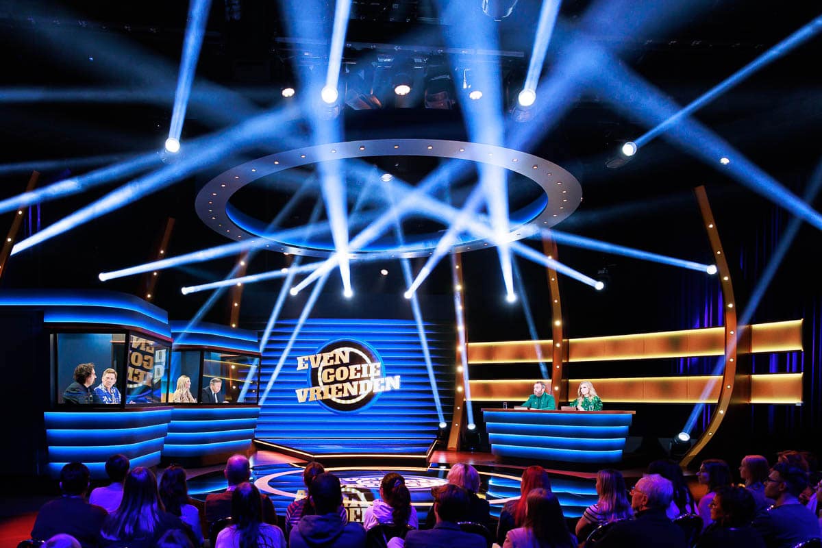 Even goeie vrienden - Deusjevoo - Decors - Video editing - videomontage - videomonteur - Branding fotografie - campagne fotografie - portretfotografie - portretten – portretfoto’s - productfotografie - aftermovie - Levi Lenaerts - blikopener - professionele fotografie en bedrijfsvideo's - www.blikopener.be