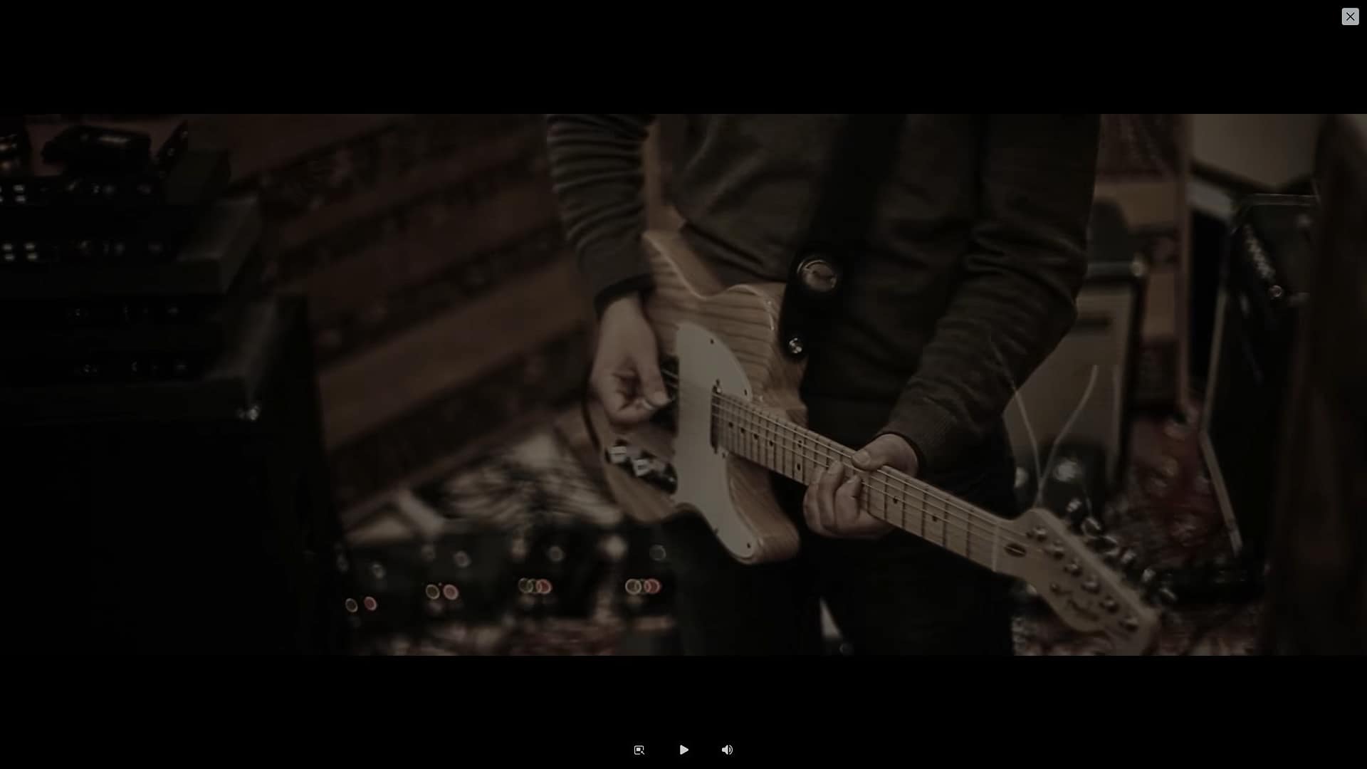 Videoclip Pilod - The Arrival - Video editing - videomontage - videomonteur - Branding fotografie - campagne fotografie - portretfotografie - portretten - productfotografie - aftermovie - Levi Lenaerts - blikopener - professionele fotografie en bedrijfsvideo's - www.blikopener.be