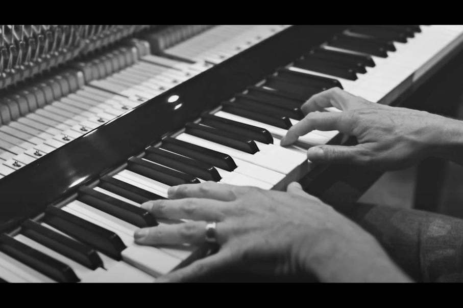 Wouter Dewit - I want to dance with you - videoclip - Video editing - video montage - videomonteur - Branding foto's - campagne fotografie - portretfotografie - portretten - productfotografie - aftermovie - Levi Lenaerts - blikopener - professionele fotografie en bedrijfsvideo's - www.blikopener.be