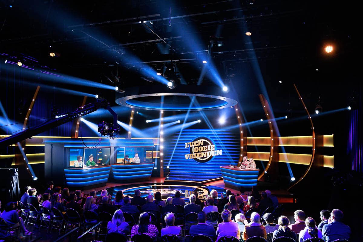 Even goeie vrienden - Deusjevoo - Decors - Video editing - videomontage - videomonteur - Branding fotografie - campagne fotografie - portretfotografie - portretten – portretfoto’s - productfotografie - aftermovie - Levi Lenaerts - blikopener - professionele fotografie en bedrijfsvideo's - www.blikopener.be