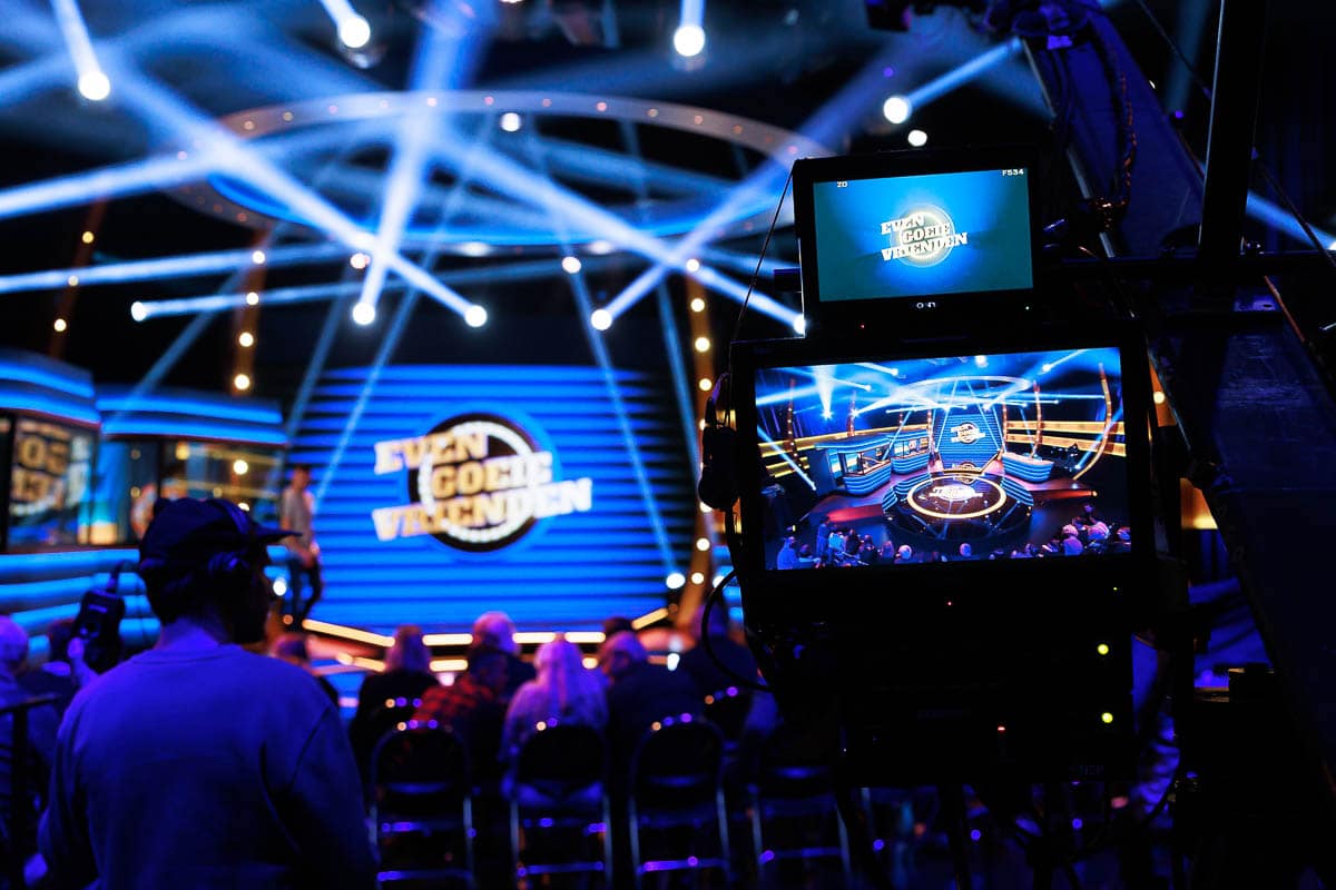 Even goeie vrienden - Deusjevoo - Decors - Video editing - videomontage - videomonteur - Branding fotografie - campagne fotografie - portretfotografie - portretten – portretfoto’s - productfotografie - aftermovie - Levi Lenaerts - blikopener - professionele fotografie en bedrijfsvideo's - www.blikopener.be