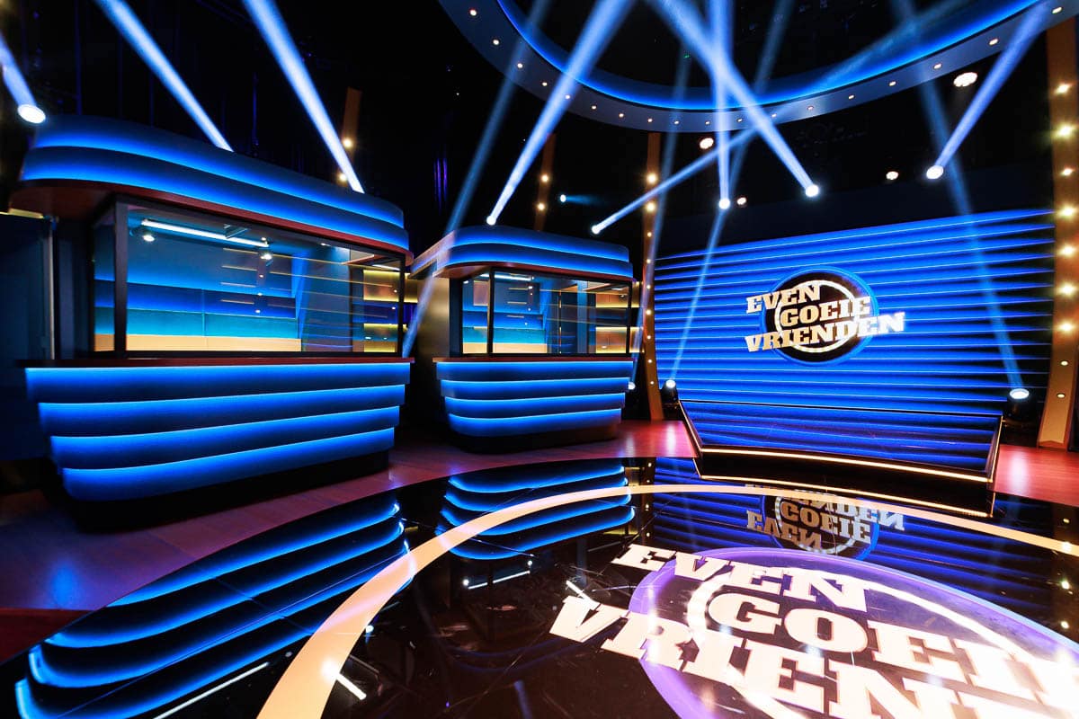 Even goeie vrienden - Deusjevoo - Decors - Video editing - videomontage - videomonteur - Branding fotografie - campagne fotografie - portretfotografie - portretten – portretfoto’s - productfotografie - aftermovie - Levi Lenaerts - blikopener - professionele fotografie en bedrijfsvideo's - www.blikopener.be