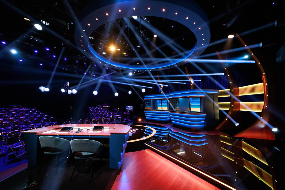 Even goeie vrienden - Deusjevoo - Decors - Video editing - videomontage - videomonteur - Branding fotografie - campagne fotografie - portretfotografie - portretten – portretfoto’s - productfotografie - aftermovie - Levi Lenaerts - blikopener - professionele fotografie en bedrijfsvideo's - www.blikopener.be