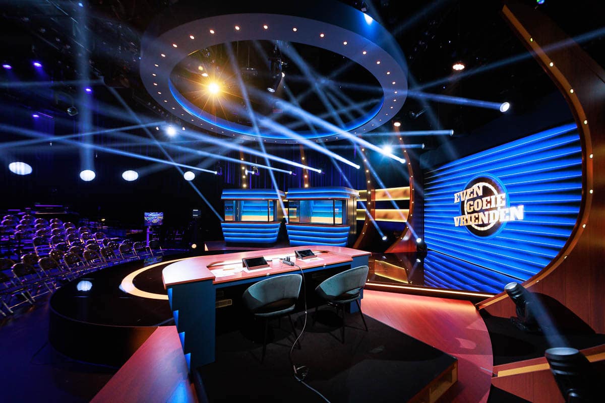 Even goeie vrienden - Deusjevoo - Decors - Video editing - videomontage - videomonteur - Branding fotografie - campagne fotografie - portretfotografie - portretten – portretfoto’s - productfotografie - aftermovie - Levi Lenaerts - blikopener - professionele fotografie en bedrijfsvideo's - www.blikopener.be