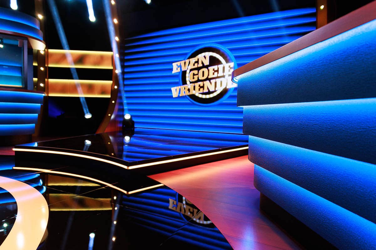 Even goeie vrienden - Deusjevoo - Decors - Video editing - videomontage - videomonteur - Branding fotografie - campagne fotografie - portretfotografie - portretten – portretfoto’s - productfotografie - aftermovie - Levi Lenaerts - blikopener - professionele fotografie en bedrijfsvideo's - www.blikopener.be