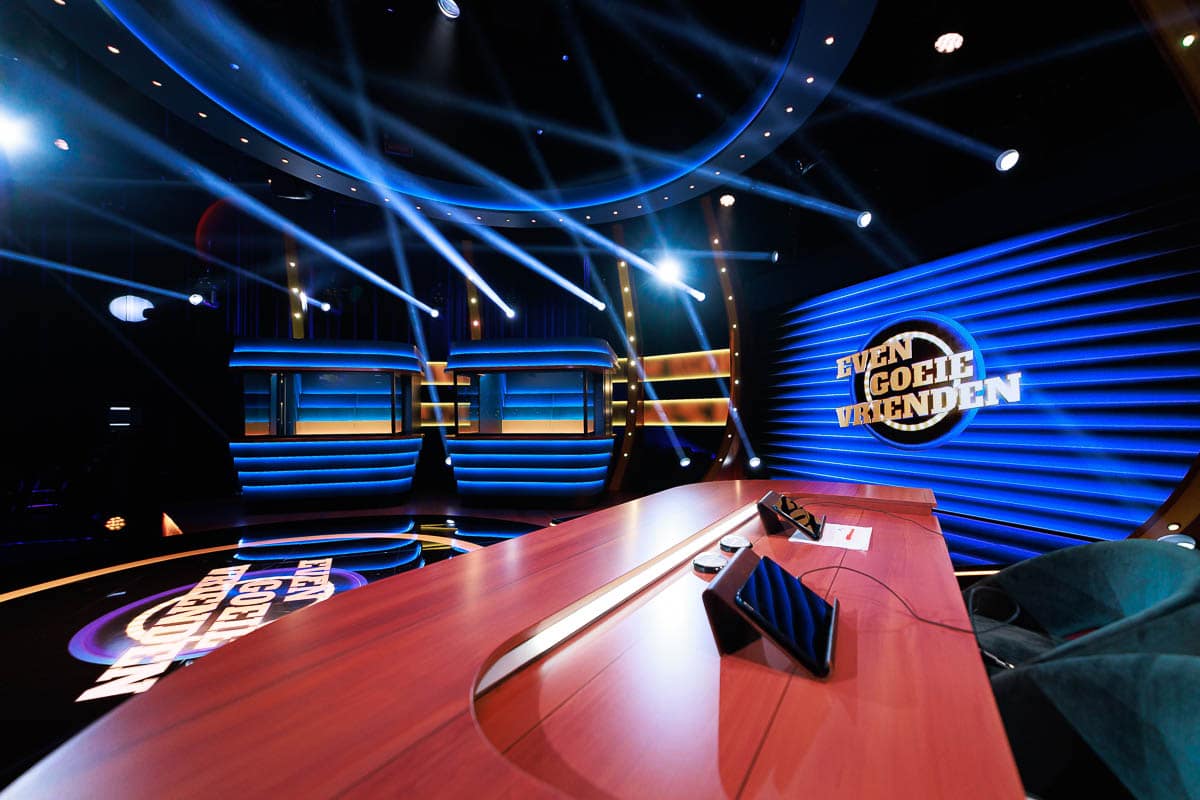 Even goeie vrienden - Deusjevoo - Decors - Video editing - videomontage - videomonteur - Branding fotografie - campagne fotografie - portretfotografie - portretten – portretfoto’s - productfotografie - aftermovie - Levi Lenaerts - blikopener - professionele fotografie en bedrijfsvideo's - www.blikopener.be