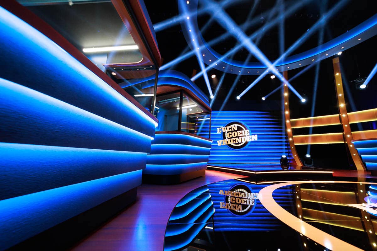 Even goeie vrienden - Deusjevoo - Decors - Video editing - videomontage - videomonteur - Branding fotografie - campagne fotografie - portretfotografie - portretten – portretfoto’s - productfotografie - aftermovie - Levi Lenaerts - blikopener - professionele fotografie en bedrijfsvideo's - www.blikopener.be