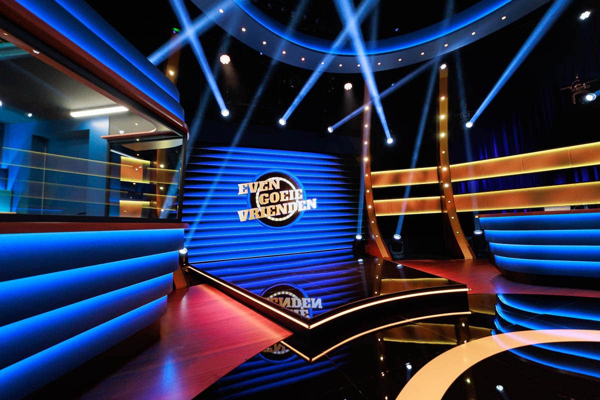 Even goeie vrienden - Deusjevoo - Decors - Video editing - videomontage - videomonteur - Branding fotografie - campagne fotografie - portretfotografie - portretten – portretfoto’s - productfotografie - aftermovie - Levi Lenaerts - blikopener - professionele fotografie en bedrijfsvideo's - www.blikopener.be