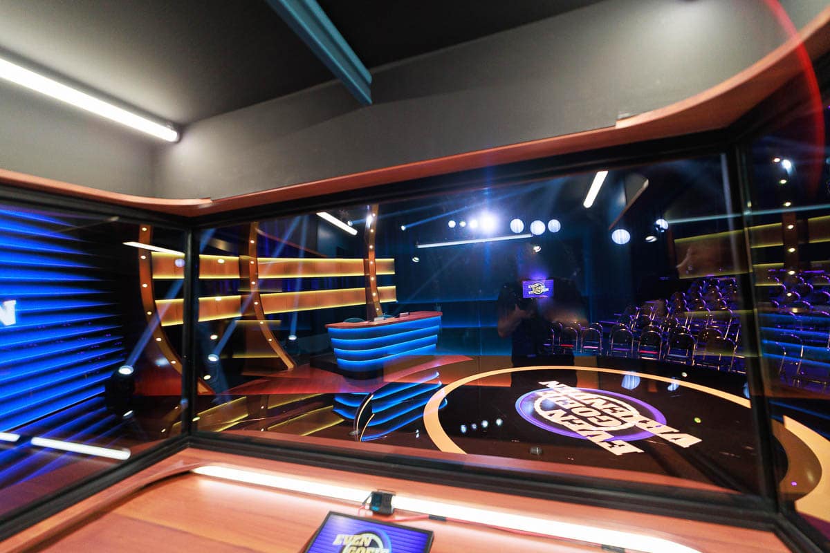 Even goeie vrienden - Deusjevoo - Decors - Video editing - videomontage - videomonteur - Branding fotografie - campagne fotografie - portretfotografie - portretten – portretfoto’s - productfotografie - aftermovie - Levi Lenaerts - blikopener - professionele fotografie en bedrijfsvideo's - www.blikopener.be