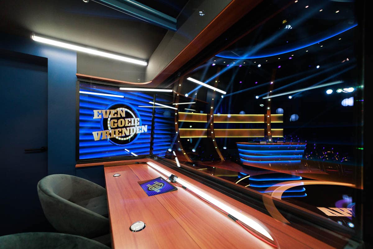 Even goeie vrienden - Deusjevoo - Decors - Video editing - videomontage - videomonteur - Branding fotografie - campagne fotografie - portretfotografie - portretten – portretfoto’s - productfotografie - aftermovie - Levi Lenaerts - blikopener - professionele fotografie en bedrijfsvideo's - www.blikopener.be