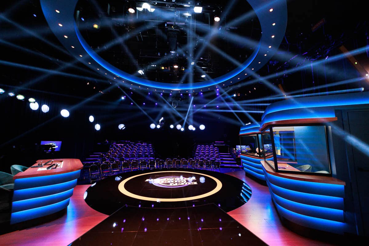 Even goeie vrienden - Deusjevoo - Decors - Video editing - videomontage - videomonteur - Branding fotografie - campagne fotografie - portretfotografie - portretten – portretfoto’s - productfotografie - aftermovie - Levi Lenaerts - blikopener - professionele fotografie en bedrijfsvideo's - www.blikopener.be