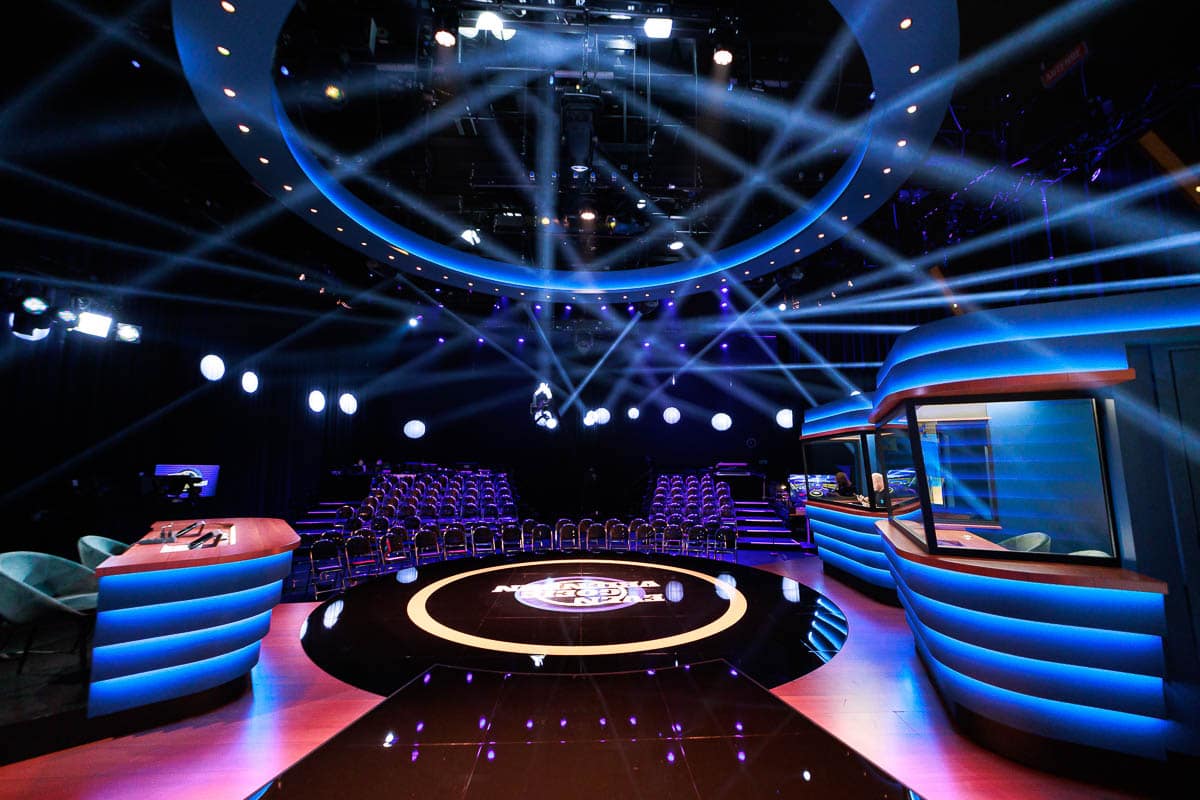 Even goeie vrienden - Deusjevoo - Decors - Video editing - videomontage - videomonteur - Branding fotografie - campagne fotografie - portretfotografie - portretten – portretfoto’s - productfotografie - aftermovie - Levi Lenaerts - blikopener - professionele fotografie en bedrijfsvideo's - www.blikopener.be