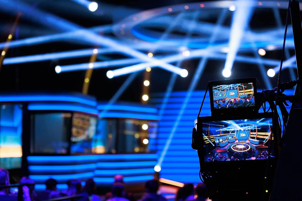 Even goeie vrienden - Deusjevoo - Decors - Video editing - videomontage - videomonteur - Branding fotografie - campagne fotografie - portretfotografie - portretten – portretfoto’s - productfotografie - aftermovie - Levi Lenaerts - blikopener - professionele fotografie en bedrijfsvideo's - www.blikopener.be