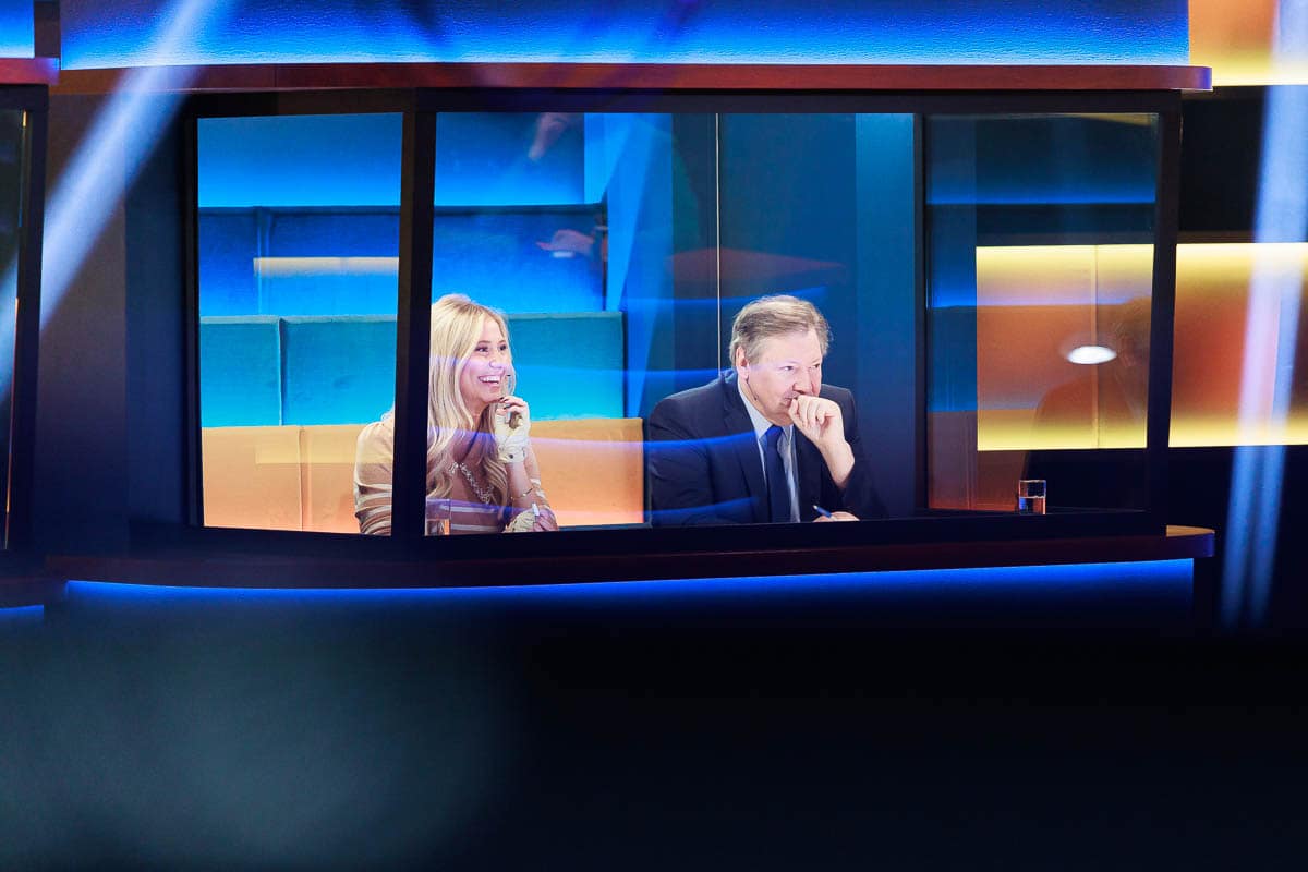 Even goeie vrienden - Deusjevoo - Decors - Video editing - videomontage - videomonteur - Branding fotografie - campagne fotografie - portretfotografie - portretten – portretfoto’s - productfotografie - aftermovie - Levi Lenaerts - blikopener - professionele fotografie en bedrijfsvideo's - www.blikopener.be