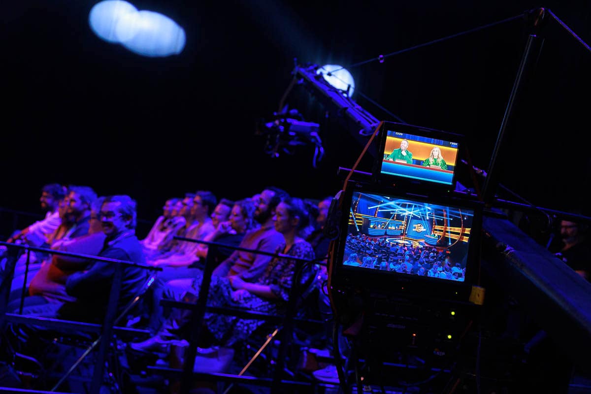 Even goeie vrienden - Deusjevoo - Decors - Video editing - videomontage - videomonteur - Branding fotografie - campagne fotografie - portretfotografie - portretten – portretfoto’s - productfotografie - aftermovie - Levi Lenaerts - blikopener - professionele fotografie en bedrijfsvideo's - www.blikopener.be