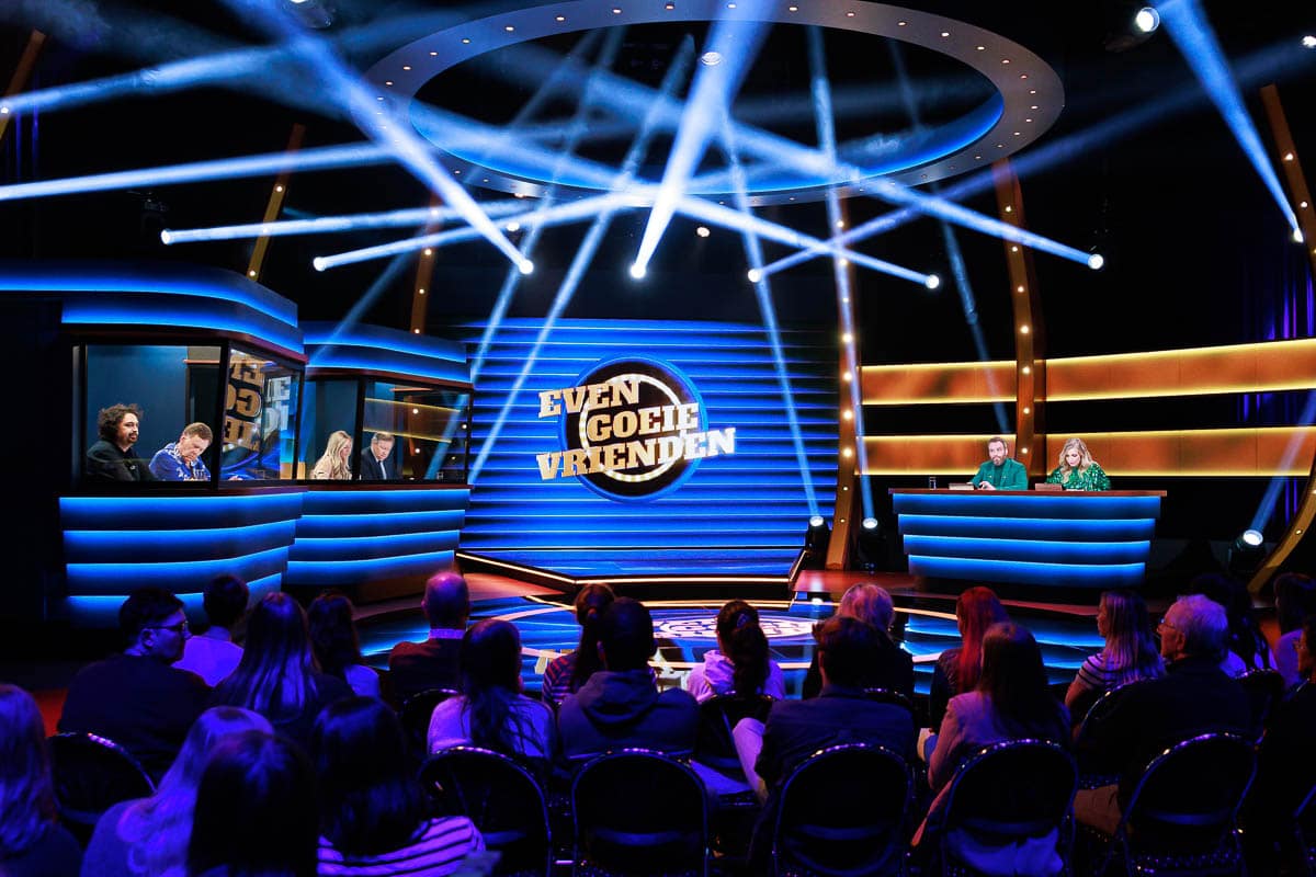 Even goeie vrienden - Deusjevoo - Decors - Video editing - videomontage - videomonteur - Branding fotografie - campagne fotografie - portretfotografie - portretten – portretfoto’s - productfotografie - aftermovie - Levi Lenaerts - blikopener - professionele fotografie en bedrijfsvideo's - www.blikopener.be