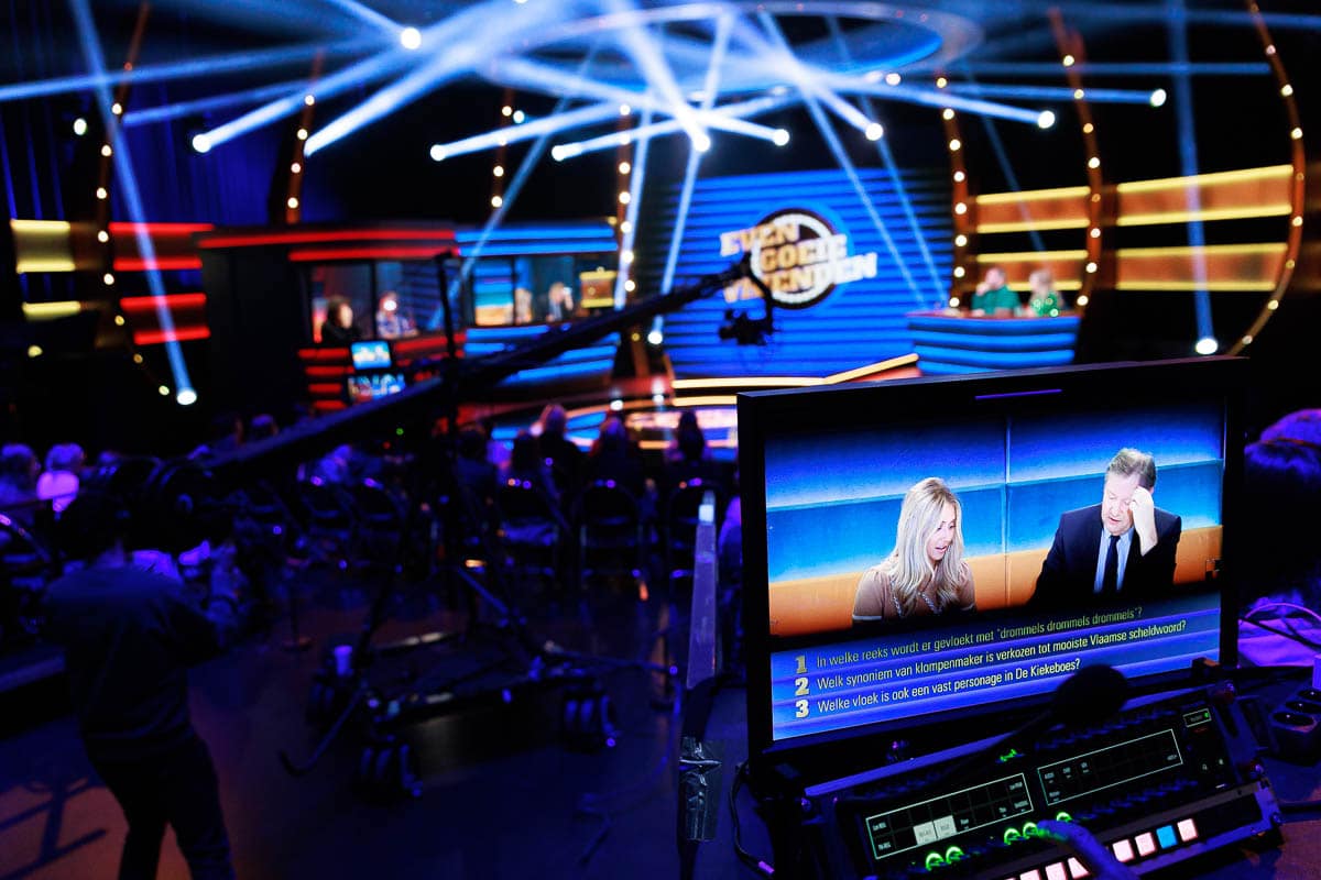 Even goeie vrienden - Deusjevoo - Decors - Video editing - videomontage - videomonteur - Branding fotografie - campagne fotografie - portretfotografie - portretten – portretfoto’s - productfotografie - aftermovie - Levi Lenaerts - blikopener - professionele fotografie en bedrijfsvideo's - www.blikopener.be