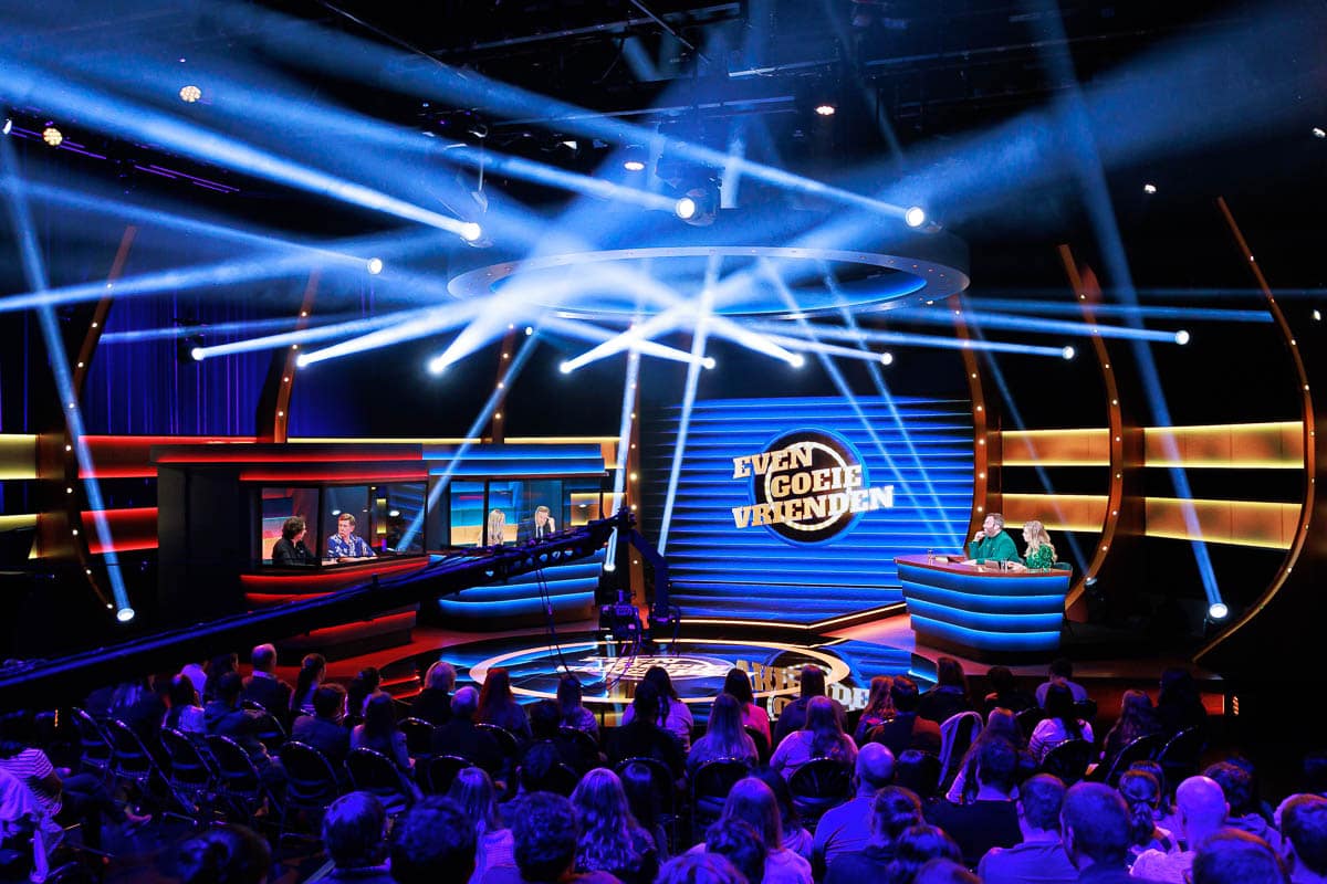 Even goeie vrienden - Deusjevoo - Decors - Video editing - videomontage - videomonteur - Branding fotografie - campagne fotografie - portretfotografie - portretten – portretfoto’s - productfotografie - aftermovie - Levi Lenaerts - blikopener - professionele fotografie en bedrijfsvideo's - www.blikopener.be