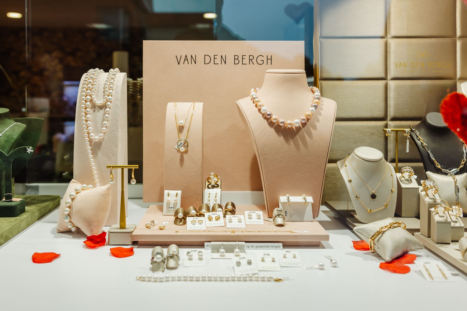 Branding foto's - campagne fotografie - portretfotografie - portretten - productfotografie - aftermovie - Levi Lenaerts - blikopener - professionele fotografie en bedrijfsvideo's - www.blikopener.be - Juwelier Vandenbergh