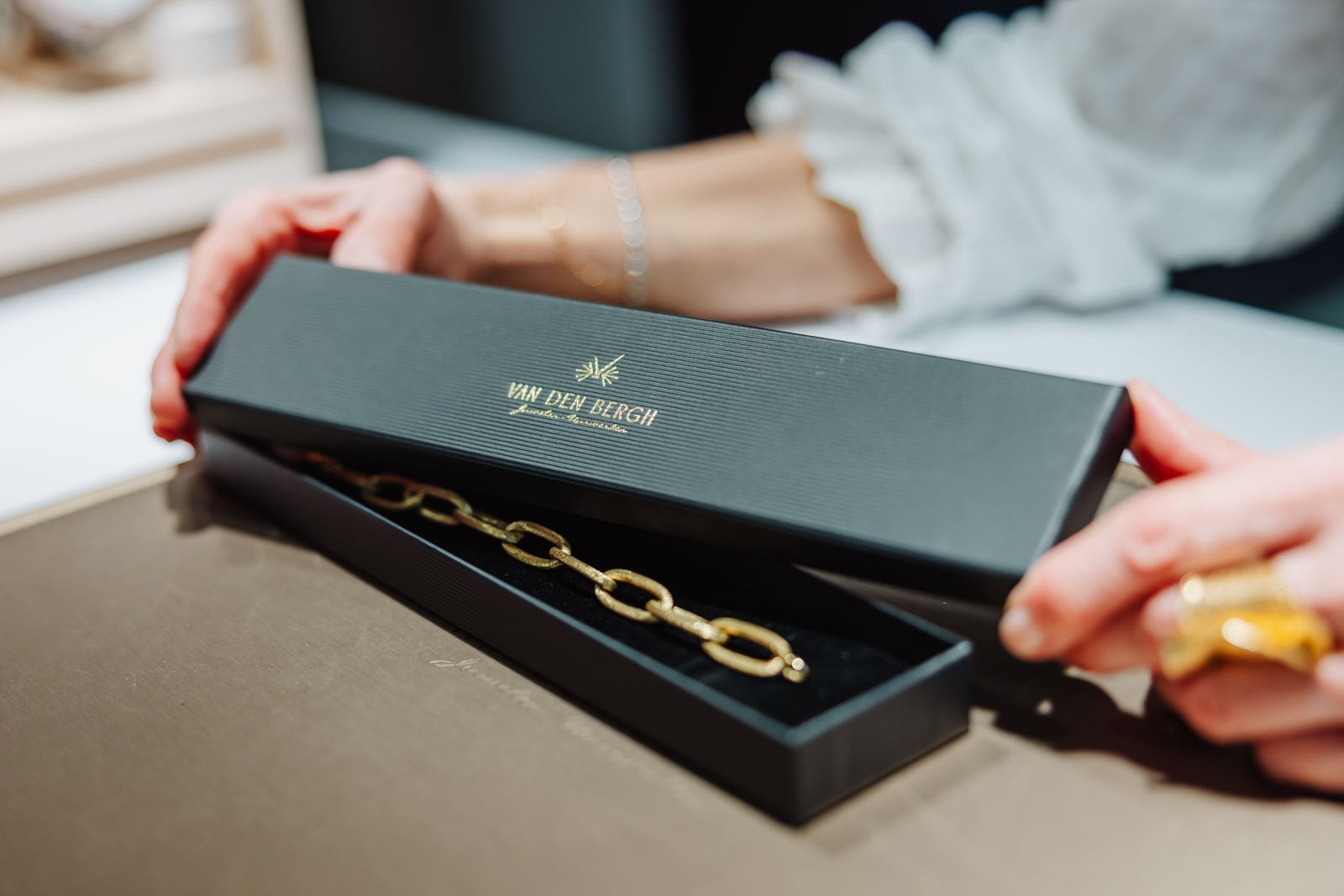Branding foto's - campagne fotografie - portretfotografie - portretten - productfotografie - aftermovie - Levi Lenaerts - blikopener - professionele fotografie en bedrijfsvideo's - www.blikopener.be - Juwelier Vandenbergh