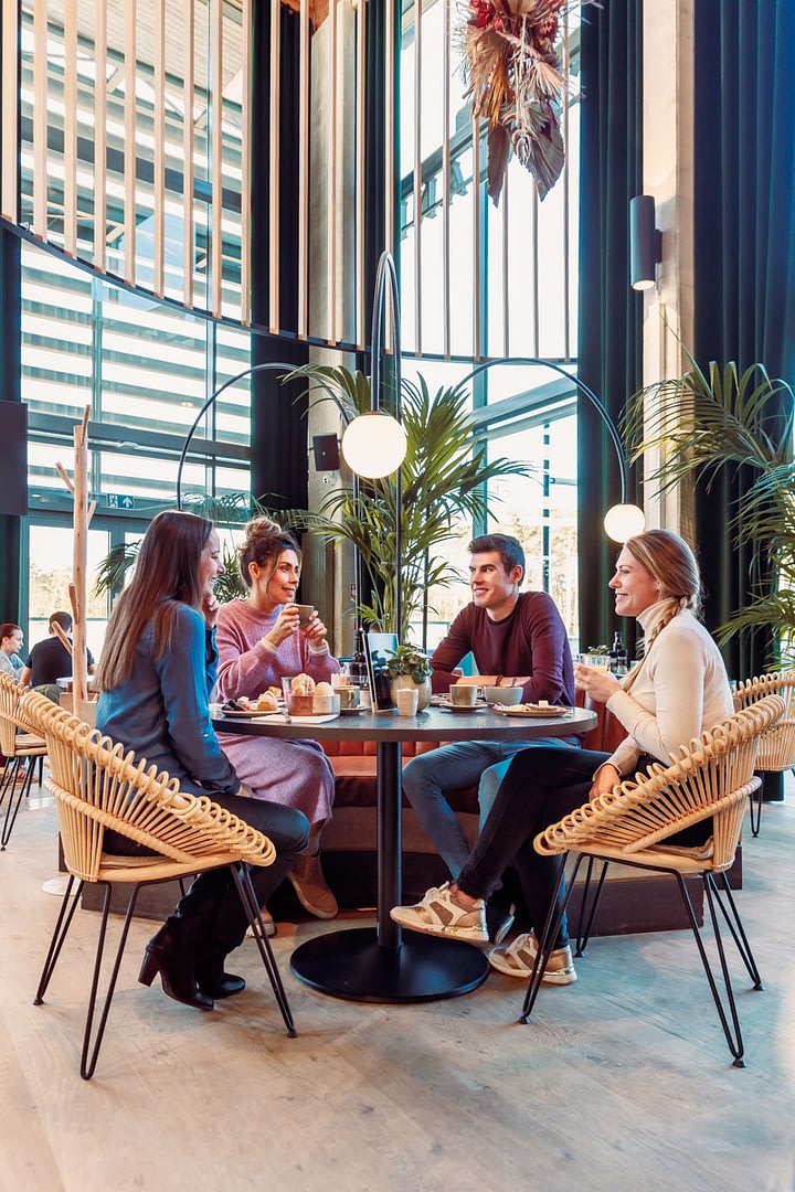 Restaurant met vrienden - vakantie - Terhills Resort - Center Parcs - Maasmechelen - Levi Lenaerts - Blikopener - www.blikopener.be - professionele fotografie en videografie - Limburg