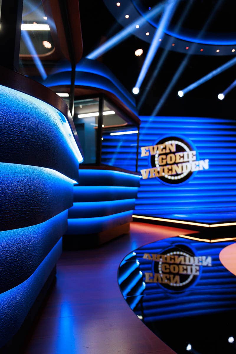 Even goeie vrienden - Deusjevoo - Decors - Video editing - videomontage - videomonteur - Branding fotografie - campagne fotografie - portretfotografie - portretten – portretfoto’s - productfotografie - aftermovie - Levi Lenaerts - blikopener - professionele fotografie en bedrijfsvideo's - www.blikopener.be